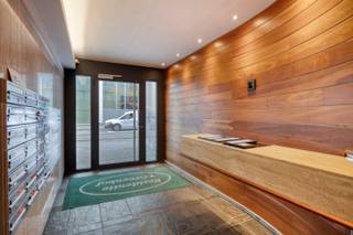 <p><span> </span></p><p><span>Stijlvol en ruim wonen op toplocatie in hartje Antwerpen</span></p><p><span>Midden in het bruisende centrum van Antwerpen bevindt zich dit bijzonder comfortabel en instapklaar 2-slaapkamerappartement van maar liefst 105 m². Hier geniet u dagelijks van het beste wat de stad te bieden heeft, gecombineerd met rust en woonkwaliteit.</span></p><p><span>De lichtrijke leefruimte op warme parketvloer sluit naadloos aan op de moderne open keuken, die volledig uitgerust is met kwalitatieve toestellen, waaronder een combi-oven, vaatwasser en inductiekookplaat. Ideaal voor wie houdt van koken en gezellig samenzijn.</span></p><p><span>Het appartement beschikt over twee volwaardige slaapkamers (17 m² en 9 m²), eveneens afgewerkt met parket, wat zorgt voor een uniforme en stijlvolle uitstraling.</span></p><p><span>De badkamer is compleet ingericht en biedt alle comfort met een dubbele lavabo, ruime inloopdouche en een tweede toilet. Daarnaast is er een praktische, afzonderlijke berging/wasplaats voorzien.</span></p><p><span>Extra troeven:</span></p><ul><li><span>Fietsenberging aanwezig in het gebouw </span></li><li><span>Individuele nutsvoorzieningen </span></li></ul><p><span> </span></p><p><span>Een unieke kans voor wie ruim, comfortabel en centraal wil wonen in Antwerpen.</span></p>