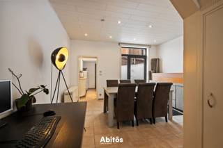 📅 Zelf een bezoek inplannen?<br />🌐 Ga naar abitos.be, klik op ‘Te Huur’, zoek het pand en kies 'Maak een afspraak'.<br />👉🏿Kies een tijdstip<br /><br />Deze instapklare woning is gelegen in Merelbeke Flora, op een aangename locatie met een uitstekende bereikbaarheid. Het station van Merelbeke bevindt zich vlakbij en ook Gent is vlot bereikbaar met de fiets, het openbaar vervoer of de wagen. Winkels, scholen en andere dagelijkse voorzieningen bevinden zich in de nabije omgeving. Dankzij de nabijheid van de R4 en E40 zijn er bovendien goede verbindingen in alle richtingen. In de straat zijn voldoende parkeermogelijkheden.<br /><br /><span>Via de inkomhal komt u binnen in de woonkamer welke uitkijkt op de koer. Verder op de gelijkvloerse verdieping vinden we achtereenvolgend de keuken, een apart toilet, de badkamer en een ruime berging. De woning telt drie ruime slaapkamers. Twee slaapkamers (15 m² &amp; 12 m²) zijn gelegen op de eerste verdieping en de derde slaapkamer (18 m²) omvat de volledig ingerichte zolderverdieping, welke ook kan dienen als bureau.<br /><br />Er worden door de eigenaars nog </span>energiebesparende maatregelen uitgevoerd<span> met als doel de energiezuinigheid van de woning te verbeteren en een gunstiger EPC te bekomen.</span><br /><br />💶 Huurprijs: € 1.050 /maand<br />⚡ Elektriciteit en water is ten laste van de huurder<br />📆 Vrij vanaf 15 december 2026 (vroeger bespreekbaar)<br />🏠 Domicilie verplicht<br /><br />Meer weten of een bezoek plannen?<br />📞 Gaethan: 0471 08 30 35 | 📧 Mail: gaethan@abitos.be