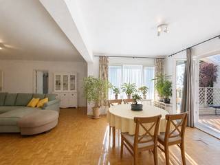 <p>Ontdek dit ruime en lichte appartement op de begane grond van een gebouw met twee verdiepingen, op een steenworp afstand van het centrum van Waterloo en alle voorzieningen. Het bestaat uit een ruime, lichte woonkamer van ±30 m², een gedeeltelijk ingerichte keuken (kookplaten, spoelbak, koelkast, aansluitmogelijkheid voor vaatwasser, wasmachine/droger), drie slaapkamers van ±12 m², ±12 m² en ±14 m², een badkamer en een apart toilet. Het grootste pluspunt is het prachtige terras van ±40 m², dat perfect op het zuiden is gelegen. De bewoners profiteren ook van een aangename gemeenschappelijke tuin en een eigen kelder. De maandelijkse kosten bedragen 250 € en omvatten de kosten voor koud water, warm water, verwarming en de gemeenschappelijke kosten. EPC E. Beschikbaar vanaf 15/10/2026. De oppervlakten worden ter indicatie vermeld en hebben geen contractuele waarde.</p>
<p>Nu te bezichtigen!</p>
<p></p>
<p><b><u>Indeling</u>:</b></p>
<p></p>
<p><u>Op de begane grond - Appartement B1</u></p>
<ul>
<li>Entreehal met kleine berging en apart toilet</li>
<li>Lichte woonkamer van ±30 m² met toegang tot een eigen terras van ±40 m² en de gemeenschappelijke tuin</li>
<li>Gedeeltelijk ingerichte keuken (kookplaten, afzuigkap, koelkast/vriezer + aansluiting voor vaatwasser, wasmachine en droger)</li>
<li>Slaapgedeelte</li>
<li>Badkamer (dubbele wastafel, bad/douche)</li>
<li>Drie slaapkamers van ±12 m², ±12 m² en ±14 m²</li>
<li>Kelder nr. 1B</li>
</ul>
