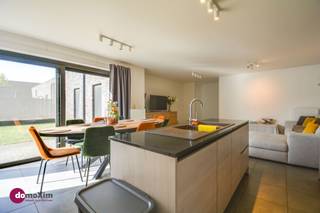 <p><span>Recente gelijkvloerse woning vlakbij het centrum van Mechelen</span></p><p><span> </span></p><p><span>Wil je graag wonen in een aangename woonwijk, in een zeer energiezuinige woning met tuin, en dat op wandelafstand van het centrum van Mechelen? Dan is deze woning zeker een bezoek waard!</span></p><p><span> </span></p><p><span>Via de inkomhal kom je binnen in de keuken met open leefruimte. Vanuit deze woonkamer heb je zicht op de tuin en het terras. Aansluitend heb je een praktische berging, waar ook aansluitingen zijn voor je wasmachine en droogkast. </span></p><p><span> </span></p><p><span>De nachthal geeft toegang tot de 2 slaapkamers. Bovendien is er een apart toilet en een mooie badkamer met inloopdouche. Elke kamer heeft zicht op en toegang tot de tuin.</span></p><p><span> </span></p><p><span>Deze woning is mede dankzij de zonnepanelen zeer energiezuinig. Daarnaast is deze ook nog eens volledig gelijkvloers, wat zorgt voor een groot comfort. </span></p><p><span> </span></p><p><span>Heb je een wagen? Je beschikt over een eigen carport! Ook is er in deze doodlopende straat voldoende parking voorzien voor je bezoekers. Je fietsen kunnen in de ruime fietsenberging.</span></p><p><span> </span></p><p><span>Deze recent gebouwde woning is gelegen vlakbij alle voorzieningen (school, winkels, centrum van de stad, openbaar vervoer,...), heeft een vlotte verbinding naar Brussel - Leuven - Antwerpen en is gelegen vlakbij het nieuwe moderne ziekenhuis AZ Sint Maarten. </span></p><p><span> </span></p><p><span>Contacteer ons voor een bezoek! </span></p><p><span> </span></p><p><span>015 20 36 00 - info@domoxim.be </span></p><p><span> </span></p><p><span>domoXim. Waar dromen thuis komen!</span></p><p><span> </span></p><p><span>Ook de waarde van je </span><span>eigen</span><span> woning kennen? Wij geven je graag advies.</span></p>