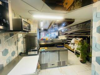 Brugge centrum Smedenstraat HANDELSPAND met WOONST . <u><strong>Mooie huuropbrengst , verhuurd aan 2.200 euro per maand</strong></u><br />Opbrengsteigendom bestaande uit een handelspand met appartement te koop gelegen in de Smedenstraat in het centrum van Brugge.<br />Toonzaal WINKEL bakkerij, keuken, berging, trappenhall met technische ruimte 1é Verd : overloop, keuken, leefruimte 2é Verd : overloop, 2 slaapkamers, berging, badkamer, toilet Dakverdieping : bergingszolder toegankelijk via schuiftrap.