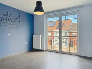 Le moyen le plus rapide pour visiter cet appartement ? Demandez votre visite via le bouton rouge de notre site Web (www.dewaele.com) et vous serez contacté par l'un de nos experts en location.<br /><br />Bel appartement lumineux avec chambres, terrasse et abri voiture dans une résidence calme à Izegem (Bosmolens).<br /><br />La disposition de l'appartement est la suivante :<br />- Hall d'entrée <br />- WC séparés <br />- Espace de vie lumineux<br />- Cuisine ouverte avec lave-vaisselle, four, micro-ondes, évier, cuisinière, hotte, réfrigérateur, congélateur et placards intégrés <br />- Rangement <br />-2 chambres<br />- Salle de bain avec douche et double vasque<br />- Terrasse avec vue<br /><br />Caractéristiques supplémentaires :<br />- Ascenseur dans le bâtiment<br />- Appartement économe en énergie <br />- Résidence calme avec accès facile aux routes, commerces, transports en commun,...<br /><br />Carport requis pour la location : 50,00 euros/mois<br /><br />Cet appartement à louer à Izegem (Bosmolens) vous intéresse ? N'hésitez pas à nous contacter.