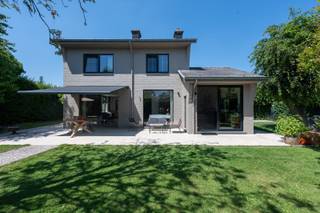 Droom je om te wonen in een rustige & doodlopende straat te Meise? <br /><br />TE KOOP! Prachtige en gezellige Gezinswoning. OPEN, alleenstaande woning, in landelijke omgeving , in de nabijheid van scholen, winkels. Je ziet meteen waarom zoveel gezinnen hier graag wonen, een rustige, groene buurt, een doodlopende straat zonder doorgaand verkeer en een buurtpleintje met schommel.<br /><br />Ontdek deze charmante open bebouwing met 3 slaapkamers, gelegen op een perceel van 641m². In een doodlopende straat.<br />De woning, met een hedendaagse uitstraling en vier gevels, biedt een rustige woonomgeving.<br /><br />De leefruimtes baden in natuurlijk licht dankzij de grote raampartijen en glazen schuifdeuren die toegang bieden tot de tuin. De open keuken, volledig uitgerust, vormt het hart van het huis en is de ideale plek voor gezellige diners. Op de bovenverdieping bevinden zich de drie slaapkamers, die elk ruimte bieden voor een comfortabel verblijf. De badkamer is functioneel ingericht. Vloer is lederlook, van Quickstep. Volledige renovatie in 2010.<br /><br />Privacy ten TOP! De gezellige tuin, met zijn diverse terrassen in prachtige beige natuursteen en groen, nodigt uit tot ontspanning en buitenleven. Een perfecte plek voor zomerse avonden of om te genieten van de zon. <br /><br />Extra troeven: <br />Volledig gerenoveerd in 2010<br />Badkamer met Betoncire afgewerkt<br />Zuid-orientatie. <br />Voorgevel, geschilderd in 2025<br />Vliegenramen in de kamers en keuken<br />Doodlopende straat - heel rustige straat<br />Automatisch zonnescreen<br />Landelijke ligging<br />3 Parkingplaatsen<br />Heel leuke familiale buurt: met jaarlijkse buurtfeesten & garageverkoop<br />Enkele meters van Birrebeek natuurgebied en velden<br />Toegang tot de Plantentuin gratis voor bewoners van Meise<br />Opstapplaats openbare vervoer op nog geen 10 meter en dichte nabijheid van de RO en A12. <br /><br />Kom deze woning zelf ontdekken voor het te laat is, en laat u verrassen door de mogelijkheden!<br />Een plek waar kinderen zorgeloos kunnen opgroeien en waar je als ouder elke dag kan genieten van rust en ruimte.