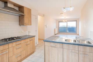 Dit verzorgd appartement met twee slaapkamers is gelegen in de Borchtstraat 26 bus 402, op een rustige maar centrale locatie in Mechelen. De lichtrijke leefruimte sluit naadloos aan op de open keuken(uitgerust met alle nodige toestellen), die praktisch is ingericht en voldoende werk- en opbergruimte biedt. Vanuit de leefruimte is er toegang tot het terras, waar u in alle rust buiten kan vertoeven. Het appartement beschikt over twee volwaardige slaapkamers, een badkamer, een berging met aansluiting wasmachine en doorgkast, en een apart gastentoilet, wat zorgt voor extra comfort. Daarnaast is er een extra kelderberging inbegrepen, ideaal voor bijkomende opslag. Dankzij de aangename indeling en de gunstige ligging is dit appartement perfect voor wie comfortabel en centraal wil wonen in Mechelen.<br />Door de centrale ligging zijn invalswegen scholen winkels en openbaar vervoer vlakbij! <br /><br />Provisie gemeenschappelijke kosten: € 50/maand<br />Onmiddellijk beschikbaar!<br /><br />Vraag je bezoek uitsluitend aan via de website van Malines Group!