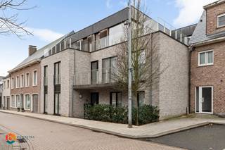 Op een uitstekende locatie in het centrum van Beerzel bevindt zich deze moderne penthouse met twee ruime slaapkamers en 4 terrassen. Elk terras...