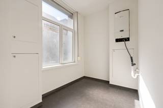 <p><strong>Ben je op zoek naar een instapklare woning met 3 slaapkamers en buitenruimte in het centrum van Aalst? Gevonden!</strong><br />Deze ruime woning bevindt zich op een absolute toplocatie in het hart van Aalst, op wandelafstand van winkels, scholen, gezellige horeca en openbaar vervoer. Ook technisch zit je goed dankzij het gunstige EPC-label B, centrale verwarming op gas met condensatieketel, hoogrendementsbeglazing, dakisolatie, vernieuw dak en een nieuwe crepigevel.</p>
<p>Op het gelijkvloers kom je terecht in de ruime en gezellige leefruimte met open keuken. Vooraan bevindt zich een praktische berging en een apart toilet. Op de eerste verdieping vind je een volwaardige slaapkamer en de ruime, vernieuwde badkamer met inloopdouche, dubbele lavabo en tweede toilet. De tweede verdieping biedt nog twee bijkomende slaapkamers, waardoor de woning perfect geschikt is voor een gezin, koppel of wie extra ruimte zoekt voor een bureau of hobbykamer.</p>
<p>Achteraan geniet je van een gezellig terras/koer, ideaal voor wie graag buiten zit zonder veel onderhoud.</p>
<p>Kortom: een instapklare en energiezuinige woning met drie slaapkamers op een uitstekende centrale ligging. Interesse? Contacteer ons snel voor een bezoek en ontdek zelf alle troeven van deze woning!</p>