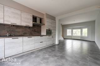 Volledig instapklaar duplex-appartement aan de rand van Gent. Het appartement werd recent volledig gerenoveerd. <br /><br />Indeling: <br /><u>0: </u>Privatieve inkomhal<br /><u>+1: </u> hall, lichtrijke eet-en leefruimte met open keuken, toilet, wasplaats, balkon en berging<br /><u>+2: </u>nachthal, slaapkamer met terras, badkamer en slaapkamer<br /><br />- centrale verwarming op aardgas<br />- elektriciteitskeuring is conform <br /><br />Het appartement is ook zeer geschikt als investeringspand!<br /><br /> Interesse? Aarzel dan niet om ons te contacteren voor een bezoek!