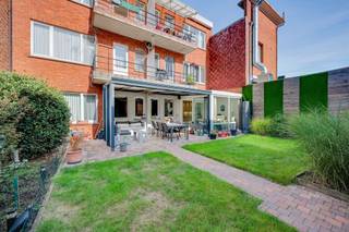 <p><span>Het betreft </span><span>2 geschakelde gelijkvloerse appartementen </span><span>(1 met 1 slk, 1 met 2 slk), momenteel </span><span>gekoppeld </span><span>tot </span><span>1 ruim 3-slaapkamerappartement. </span></p><p><span>Gelegen in </span><span>Wilrijk</span><span>: een gunstige ligging bevinden winkels, openbaar vervoer, scholen, horeca en andere dagelijkse voorzieningen zich in de nabije omgeving. Ook belangrijke invalswegen en de Antwerpse Ring zijn vlot bereikbaar.</span></p><p><span>Het appartement is ontstaan uit de samenvoeging van oorspronkelijk twee afzonderlijke appartementen en vormt vandaag één bijzonder ruim en aangenaam geheel. Hierdoor geniet je niet alleen van uitzonderlijk veel woonruimte, maar ook van een praktische indeling met tal van mogelijkheden.</span></p><p><span>De woning beschikt over een ruime leefruimte, drie volwaardige slaapkamers en twee badkamers. Een absolute troef is de zeer leuke tuin, die voor extra rust en buitenruimte zorgt en het geheel een aangenaam woongevoel geeft.</span></p><p><span>Dankzij de oorspronkelijke indeling als twee appartementen biedt het pand bovendien interessante mogelijkheden op vlak van gebruik en inrichting.</span></p><p><span>Indeling</span><span><br />· Inkomhal<br />· Ruime leef- en eetruimte<br />· Keuken<br />· 3 slaapkamers<br />· 2 badkamers<br />· </span><span>Zeer aangename tuin</span><span><br />· Diverse bergruimtes</span></p><p><span>Troeven</span><span><br />· 3 volwaardige slaapkamers<br />· 2 badkamers<br />· Bijzonder ruim appartement<br />· Ontstaan uit de samenvoeging van 2 appartementen<br />· </span><span>Tal van mogelijkheden naar indeling en gebruik</span><span><br />· Aangename en ruime tuin<br />· </span><span>2 private kelderbergingen</span><span><br />· Elektrische keuring conform!</span></p><p><span>Afmetingen en oppervlaktes zijn indicatief.</span></p><p><span>Dit pand kan onderhevig zijn aan de renovatieverplichting die door de Vlaamse overheid wordt opgelegd voor residentiële gebouwen. Consulteer voor meer informatie de website van het Vlaams Energie- en Klimaatagentschap via https://www.energiesparen.be/renovatieverplichting-residenti%C3%ABle-gebouwen-2023</span></p><p><span>Ben jij geïnteresseerd in dit ruime 3-slaapkamerappartement in Wilrijk, ben je op zoek naar ander vastgoed of wens je de waarde van jouw eigendom te kennen? Dan ben je bij BOLT immo aan het juiste adres! Wij helpen jou graag verder.</span></p>