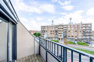 BEZOEKDAG OP 28/09 – ENKEL OP AFSPRAAK<br /><br />Op zoek naar een comfortabel appartement met een praktische indeling, een gunstig EPC-label én een interessante ligging? Dan is dit appartement, gelegen aan de Oude Noordlaan 2 te Roeselare, zeker het ontdekken waard. Het appartement bevindt zich op de derde verdieping van een verzorgd gebouw dat werd opgericht in 2007 en is vlot bereikbaar via de lift.<br /><br />De ligging vormt een absolute troef. Het appartement bevindt zich op wandel- en fietsafstand van het centrum van Roeselare, waar je kunt genieten van een uitgebreid aanbod aan winkels, horeca en dagelijkse voorzieningen. Ook supermarkten, handelszaken en andere faciliteiten bevinden zich in de nabije omgeving. Daarnaast zijn het station van Roeselare en de belangrijkste invalswegen vlot bereikbaar.<br /><br />Het appartement beschikt over een centrale inkomhal met toegang tot het afzonderlijk toilet en de aangename leefruimte. De leefruimte sluit aan op de open keuken, die voorzien is van alle nodige toestellen. Vanuit de nachthal is er toegang tot de twee volwaardige slaapkamers, de badkamer en de berging. De badkamer is uitgerust met een dubbel lavabomeubel en een ligbad. De praktische berging biedt extra ruimte voor voorraad, huishoudtoestellen en allerhande spullen.<br /><br />Qua comfort beschikt het appartement over centrale verwarming op aardgas en dubbele beglazing. Dankzij het EPC-label B is het appartement bovendien energiezuinig. Op het gelijkvloers bevindt zich een gemeenschappelijke fietsenberging.<br /><br />Het appartement is momenteel verhuurd, waardoor het eveneens een interessante opportuniteit vormt voor investeerders.<br /><br />Het appartement wordt aangeboden met een startprijs van € 199.000. Elk bod boven deze startprijs wordt voorgelegd aan de verkoper(s).<br /><br />