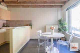 Op het gelijkvloers vindt u een inkomhal, gastentoilet en keuken met eetruimte. Hier is ook ruimte voorzien voor de plaatsing van een wasmachine...