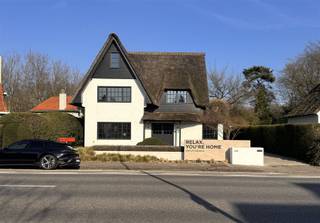 <p>Op zoek naar een kantoor dat meteen vertrouwen uitstraalt?</p><p>Welkom in deze charmante villa op Kapelsesteenweg 266 in Brasschaat.<br />Hier huur je geen “bureau”, maar een HQ-gevoel. Rustig, representatief en verrassend vlot bereikbaar. Bovendien maak je deel uit van een inspirerende setting waar al een vastgoedondernemer gevestigd is: Group DE NEVE.</p><p>Centrale ligging, vlot bereikbaar via invalswegen en openbaar vervoer. In de buurt van winkels, scholen en alles wat je dag efficiënt houdt.</p><p>• Kantoorruimte in een stijlvolle villa met uitstraling<br />• 16 m² per kantoor, ideaal voor zelfstandig beroep of klein team<br />• Kantoormeubilair inbegrepen<br />• All-in formule: gas, elektriciteit, internet + airco/verwarming aan € 125/maand<br />• Gebruik van vergaderzaal, keuken en eetkamer<br />• Printerlokaal en gemeenschappelijke faciliteiten</p><p>Beschikbare kantoorruimtes<br />• Kantoor 1 – links voor (16 m²): € 825/maand</p><p>Geen gedoe, geen extra investeringen: je komt binnen, zet je laptop open en je bent vertrokken.</p><p>Laat deze kans niet voorbijgaan en claim jouw plek in dit stijlvolle kantoorconcept in Brasschaat.</p><p>Interesse? Vul je gegevens in via de advertentie op sinjoor.be.<br />De dossierverantwoordelijke neemt nadien zo snel mogelijk contact met je op.</p>