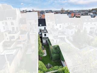 <p>Voor meer info of een bezoek: 053 59 49 32 - Ontdek deze uitzonderlijk en authentiek <strong>gerenoveerde parel</strong> in het <strong>hart van Aalst</strong>, gelegen in de Dirk Martensstraat 41. Met ca. <strong>300 m² bewoonbare oppervlakte</strong>, vier ruime slaapkamers en twee badkamers combineert dit pand modern wooncomfort met karaktervolle authenticiteit. Momenteel ingericht als professioneel kantoor, maar dankzij de doordachte indeling perfect geschikt als luxueuze gezinswoning of hoogwaardige woon-werkcombinatie. Via de statige inkomhal kom je in de leef- en eetruimte, waar authentieke elementen harmonieus samengaan met een kwalitatieve afwerking. De volledig uitgeruste keuken vormt het hart van de woning en geeft directe toegang tot <strong>de fraai aangelegde tuin</strong>. Aansluitend zijn er <strong>twee praktische bergingen</strong> en <strong>een ruime kelder voor extra opslag</strong>. Op de tussenverdieping bevindt zich een authentieke badkamer met bad, dubbele douche en toilet. De eerste verdieping telt<strong> twee ruime, lichtrijke slaapkamers</strong>. Op de tweede verdieping zijn er nog<strong> twee volwaardige kamers en een tweede badkamer</strong>. Eén kamer beschikt over een mezzanine, ideaal als bureau, hobby- of extra slaapruimte. Aan de overkant van de straat zijn <strong>drie gehuurde staanplaatsen beschikbaar</strong> (optioneel over te nemen). Volledige renovatie met hoogwaardige materialen - <strong>Zorgvuldig gerestaureerde authentieke elementen</strong> - Verwarming op gas en/of airco - Elektriciteit conform - <strong>EPC-label B </strong>- Asbestvrij - Geschikt voor wonen of wonen-werken - <strong>Beschikbaar vanaf mei 2027</strong>.</p>