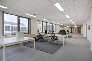 Cet espace de bureau prêt à déménager offre un environnement de travail moderne et confortable, idéal pour les indépendants, les PME ou...