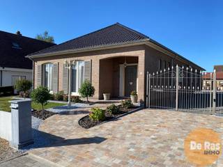 HILLEGEM - Verzorgde bungalow in rustige woonwijk met alle voorzieningen binnen handbereik.In een rustige, residentiële woonwijk treft u deze...