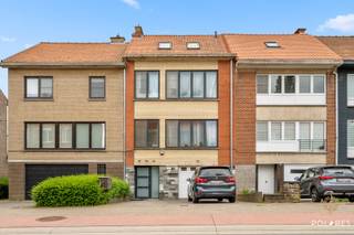 Journées portes ouvertes vendredi 05/06 et 09/06 - inscrivez-vous via www.polares.eu<br /><br />Ce bien immobilier de rapport intéressant à Wemmel offre de nombreuses possibilités et est idéal pour ceux qui recherchent un investissement avec potentiel.<br /><br />La maison d'origine a été divisée en 3 unités d'habitation, dont 2 sont autorisées, et dispose de compteurs d'eau, de gaz et d'électricité séparés par unité.<br /><br />Au rez-de-chaussée, il y a un hall d'entrée spacieux, un garage intégré et un espace polyvalent avec cuisine et salle de bains. L'appartement au premier étage comprend un grand salon, une cuisine attenante, 2 chambres, une salle de bains et des toilettes séparées. De plus, depuis la terrasse à cet étage, vous avez un accès direct au jardin orienté sud avec chalet de jardin, un bel atout supplémentaire de la propriété. Actuellement, le rez-de-chaussée et l'appartement au premier étage sont loués ensemble comme un tout.<br /><br />Le deuxième étage a une disposition similaire avec deux chambres, un salon, une cuisine, une salle de bains et des toilettes. Au dernier étage, il y a un studio (non autorisé) avec cuisine équipée et salle de bains.<br /><br />En plus du garage intégré, la propriété dispose également d'une allée avec 2 places de parking, offrant un confort supplémentaire aux résidents et aux visiteurs.<br /><br />Grâce aux bonnes performances énergétiques (B et C), il s'agit d'un investissement intéressant avec des perspectives d'avenir. De plus, il est situé dans un quartier résidentiel proche du centre de Wemmel, avec des commerces, des écoles et des transports en commun à proximité immédiate. Grâce à la connexion facile à la Ring et à Bruxelles, et à la proximité de l'Hôpital Universitaire de Jette, cet emplacement bénéficie d'une excellente accessibilité.<br /><br />Les revenus locatifs actuels de 1 705 € par mois offrent encore des possibilités d'optimisation à long terme.<br /><br />Inscrivez-vous à notre journée de visite le 05/06 ou 09/06 via www.polares.eu ou contactez-nous à elke@polares.eu pour plus d'informations !