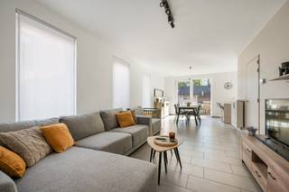 Schrijf je in voor het bezoekmoment op zaterdag 13/06 via onze website:<br />https://benjaminverkoopt.be/panden/instapklare_halfopen_woning_met_3_slaapkamers_en_zolder-garage_en_tuin_in_dadizele-1/<br />- Instapklare halfopen woning <br />- Rustige ligging in het centrum van Dadizele: Kapelleveld 74<br />- Lichtrijke leefruimte met zicht op de tuin<br />- Open, volledig uitgeruste keuken met extra eetplaats<br />- 3 slaapkamers <br />- Zolder met mogelijkheid tot een grote 4de slaapkamer<br />- Dressing <br />- Handige wasberging boven<br />- Badkamer met dubbele wastafel en douchebad<br />- Inpandige garage met extra opbergruimte en grote oprit<br />- Verzorgde tuin met terras, overdekt terras, tuinhuis en overdekte opbergplaats<br />- Uitstekend EPC: 117,57 kWh/m²/jaar, label B<br />- Conforme elektriciteit<br />- Zonnepanelen<br />- Regenwaterput van 10.000 liter<br />- Voorziening/aansluiting voor laadpaal <br />- Richtprijs: € 389.000
