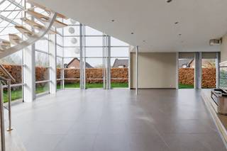 SITUATIONCette villa architecturale est située à Merelbeke, dans une impasse particulièrement calme et adaptée aux enfants. Cet emplacement combine...