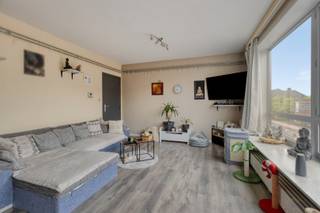 <strong>Appartement met 2 slaapkamers en garage te koop in Tessenderlo centrum</strong><br /><br />In het bruisende centrum van Tessenderlo vinden we dit leuke appartement. De centrale ligging biedt heel wat voordelen: winkels, supermarkten, scholen, horeca en openbaar vervoer bevinden zich op wandelafstand. De op- en afrit van de E313 bevindt zich op slechts enkele minuutjes rijden.<br /><br />Het appartement is gelegen op de tweede verdieping en is bereikbaar via de trap. Via de inkomhal komen we binnen in de lichtrijke leefruimte (26,32m²) voorzien van grote raampartijen. Aansluitend aan de leefruimte bevindt zich de keuken (10,95m²). De keuken is uitgerust met een kookvuur met dampkap en een oven.<br /><br />Via de inkomhal komen we binnen in de twee ruime slaapkamers (11,64m² en 13,32m²). Verder bevindt zich hier ook nog de badkamer en een apart gastentoilet. De badkamer werd ingericht met een grote inloopdouche en lavabo.<br /><br />De centrale verwarming gebeurt via radiatoren op aardgas (condenserende ketel). De ramen zijn voorzien van dubbele beglazing (aluminium profielen). De berekende energiescore bedraagt 324 kWh/(m²jaar) wat resulteert in een energielabel D.<br /><br />Spreekt dit leuke appartement jullie aan? Contacteer ons via info@bosmanvastgoed.be voor meer info of een bezoek ter plaatse. Wij helpen jullie graag verder!