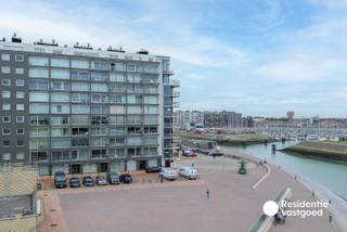 Dit prachtig gerenoveerde appartement bevindt zich op een topligging aan de Zeedijk en Haven van Blankenberge en werd in 2025-2026 grondig vernieuwd. Met een bewoonbare oppervlakte van 80 m², een A-label (98 kWh/m²/jaar) en een aangenaam terras biedt deze eigendom een uitstekende combinatie van comfort, ruimte en ligging.<br /><br />Bij het binnenkomen beschikt de ruime inkomhal over praktische bergkasten. De lichtrijke woonkamer van bijna 28 m² is afgewerkt met een moderne laminaatvloer en geniet dankzij het grote schuifraam van een aangename lichtinval en rechtstreekse toegang tot het terras. De open, praktische keuken is uitgerust met onder meer een inductie kookplaat, combi oven, vaatwasser, dampkap, kunstmarmeren werkblad en Vaillant gasboiler. Achteraan bevindt zich een tweede terras.<br /><br />Verder beschikt het appartement over een apart toilet en een volledig betegelde badkamer met ligbad en douchemogelijkheid, lavabo, spiegel, ventilatie en verwarming. De twee slaapkamers bieden elk voldoende ruimte en comfort; één slaapkamer beschikt bovendien over een lavabo met spiegel en verlichting, terwijl de tweede is voorzien van een ingebouwde kast.<br /><br />Het appartement wordt verwarmd via centrale verwarming op aardgas en beschikt over aluminium ramen. De elektriciteit en technische voorzieningen werden meegenomen in de renovatie. De woning is asbestveilig.<br /><br />Een bijzonder aantrekkelijke kustwoning voor wie op zoek is naar een instapklaar appartement met terras, vlak bij zee, haven, winkels en horeca.