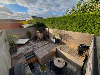 Centrum Ieper – Recente instapklare gezinswoning met energieprestatie label A<br /><br />Gelegen in een rustige en intieme omgeving, maar toch in het centrum van Ieper, bevindt zich deze recente en energiezuinige woning (bouwjaar 2021).<br /><br />De woning is instapklaar en afgewerkt met kwalitatieve en duurzame materialen.<br /><br />Gelijkvloers<br />Ruim inkomportaal (6,8 m²) met vestiaire, open traphal en gastentoilet.<br />Aansluitend bevindt zich de garage (22,4 m²) met automatische sectionaalpoort en praktische wasberging.<br />De lichtrijke leefruimte (53 m²) omvat een gezellige zithoek met mooie moderne gashaard en een ruime eethoek, met zicht op de aangelegde tuin en het terras (met achteruitgang).<br />De open keuken met eiland is volledig ingericht en uitgerust met kwalitatieve SMEG-toestellen.<br /><br />Eerste verdieping<br />Ingerichte slaapkamer (11,65 m²) en afzonderlijke dressing (8,55 m²), die desgewenst kan worden ingericht als derde slaapkamer.<br /><br />Tweede verdieping<br />Masterbedroom voorzien van ingemaakte kasten en een tweede toilet.<br /><br />Extra troeven<br />•Energiezuinige woning – EPC-label A<br />•Zuidgericht perceel van 193 m²<br />•Airconditioning aanwezig<br />•Elektrische rolluiken<br />•Hoogwaardige afwerking en moderne materialen<br />•Instapklaar<br />•Ruime garage met automatische poort<br />•Rustige, intieme ligging in het centrum van Ieper<br /><br />Besluit<br />Deze recente en instapklare woning biedt comfortabel en energiezuinig wonen in een aangename, centrale omgeving.<br />Ideaal voor wie op zoek is naar een moderne gezinswoning met hoogwaardige afwerking en praktische indeling.<br /><br />De geafficheerde prijs is een instelprijs, elk voorstel boven deze prijs zal besproken worden met de eigenaars. Die de keuze hebben dit bod al of niet te aanvaarden.