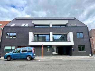 Dit prachtig nieuwbouw dakappartement is gelegen op de tweede verdieping en voorzien van alle nieuwste technieken waardoor er een zeer gunstige E-peil werd behaald van E17 (label A). Het appartement bestaat uit een inkomhal, een ruime living, een open en compleet ingerichte keuken met aansluitend een terras, een berging/wasplaats, een badkamer met inloopdouche, toilet en lavabo en een slaapkamer. Het appartement is voorzien van de nieuwste technieken zoals vloerverwarming via warmtepomp, een ventilatiesysteem en zonnepanelen. Er is een garagebox inbegrepen in de huurprijs. Het appartement beschikt over een zeer gunstige ligging met een goede verbinding naar de E17. Algemene onkost van 75 Euro/maand. Lift aanwezig!