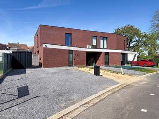 Deze recente halfopen woning (bouwjaar 2020) combineert moderne architectuur met een praktische indeling en hedendaags wooncomfort. Via de inkomhal met gastentoilet en toegang tot het bureau kom je in de lichtrijke leefruimte.<br />De open, volledig geïnstalleerde keuken met eetplaats vormt het hart van de woning en sluit naadloos aan op de gezellige zithoek met zicht op de tuin. Buiten geniet je van een onderhoudsvriendelijke tuin met terras én een overdekt terras, rechtstreeks toegankelijk vanuit de leefruimte — ideaal om het hele jaar door van buiten te genieten. Via het zijpoortje is de tuin ook vlot bereikbaar.<br /><br />Op de verdieping bevinden zich drie slaapkamers en twee badkamers, waarvan één ensuite met douche, bad en lavabo. De tweede badkamer is uitgerust met een douche en lavabo. Daarnaast is er een apart toilet.<br />Vooraan biedt de woning plaats voor maar liefst zes wagens. Een instapklare woning met ruimte, comfort en een uitstekende bereikbaarheid.<br /><br />Extra troeven<br /><br />
<ul>
<li>zonnepanelen + batterij</li>
<li>warmtepomp</li>
<li>regenwaterputten 2x 10000 l</li>
<li>alarm</li>
<li>vloerverwarming</li>
<li>nabij winkels, scholen en belangrijke invalswegen</li>
</ul>
<br />Deze woning is te koop ZONDER makelaar via het concept van Smart Houses. Wenst u verdere inlichtingen of een bezoek? Contacteer rechtstreeks de eigenaar via 0496/97.79.34