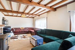 <p><span>Laagbouwvilla met functionele indeling, vlot toegankelijk met alle woonvertrekken op het gelijkvloers, gunstig gelegen te Putte.</span></p><p><span>Met een bewoonbare oppervlakte van 172m², en gelegen op een perceel van 668m², biedt deze woning al het comfort dat u zoekt. </span></p><p><span> </span></p><p><span>Bij binnenkomst betreedt u de ruime inkomhal om u vervolgens te verwelkomen in een lichtrijke en karaktervolle leefruimte. De grote raampartijen in de woonkamer zorgen voor overvloedig natuurlijk licht en een prachtig uitzicht op de groene omgeving. Aansluitend aan de woonkamer is de leefkeuken te bereiken. De keuken is ruim opgezet en biedt alle voorzieningen die u nodig heeft. De woning is uitermate praktisch ingedeeld waarbij de nachthal toegang geeft tot 2 slaapkamers, een badkamer en een berging. Parkeergelegenheid is ruimschoots voorzien op de oprit en in de garage. Stockage is mogelijk in verscheidene bergruimtes, alsook in de garage en op zolder. De ruime zolderverdieping kan, indien gewenst, afgewerkt worden en ingericht worden tot meerdere kamers. Indien u niet binnen wilt vertoeven, kan u heerlijk tot rust komen in de aangename en onderhoudsvriendelijke tuin met een ruim terras. </span></p><p><span> </span></p><p><span>Kom de troeven van deze woonst ter plaatse ontdekken en maak een afspraak: 015/755 444 of <span>info@immovercammen.be</span></span><span> </span></p><p><span> </span></p>