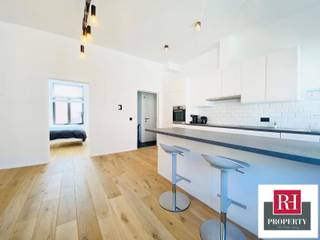 Uitzonderlijke ligging: op een steenworp afstand van het Jourdanplein, op 10 minuten van het Flageyplein en het Luxemburgplein. RH Property biedt u dit prachtige en lichte APPARTEMENT van ±60 m² aan, prachtig gerenoveerd, gelegen op de 2e verdieping van een klein appartementencomplex zonder lift. Het bestaat uit een woonkamer, een volledig uitgeruste open keuken, een slaapkamer + KLEDINGKAST OF KANTOOR, een doucheruimte. Klein balkon aan de voorzijde. Gemeenschappelijke wasruimte in de kelder. Er is gebruik gemaakt van hoogwaardige materialen. Peb: D. Kelder en waterontharder. De gemeenschappelijke kosten bedragen € 50. De privé-kosten zijn individueel. Advertentie niet bindend, onder voorbehoud van wijzigingen. VRIJ OP 02/02/2026 Bekijk onze website: www.rhproperty.be