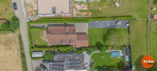 HAALTERT - Deze schitterende, rustieke, open Bebouwing wordt verkocht in het landelijke Haaltert. Op een perceel van 1100m², met een bewoonbare oppervlakte van bijna 300m².<br /><br />De woning situeert zich in het groene gedeelte van de gemeente, vlakbij de Vallei van de Molenbeek en natuurgebied Den Dotter, dichtbij invalswegen richting Aalst en Geraardsbergen. In de nabijheid van openbaar vervoer en het station van Haaltert.<br /><br />Naar indeling toe treffen we op het gelijkvloers een grote inkomhal met toegang tot het gastentoilet, woonkamer en bureauruimte. De woon- en eetkamer is enorm ruim en lichtrijk en omvat een schitterende balkenstructuur in het dak, mooie landelijke keuken met grote bijkeuken en dubbele inpandige garage, er is een droge kelder van 55m².<br />De bovenverdieping bevat 3 grote slaapkamers, grote ontspanningsruimte met zicht op de woonkamer, nieuwe badkamer met inloopdouche en 2de toilet. Naast de grote oprijlaan beschikt de woning ook over verschillende terrassen in voor -en achtertuin.<br /><br />Het EPC is momenteel label F, maar kan met een kleine ingreep in de verwarming (Warmtepomp L/L) naar een label D gebracht worden (simulatie aanwezig).<br />Deze woning is zeker een bezoekje waard als je op zoek bent naar ruimte, rust en comfort.<br /><br />Neem gerust contact op met ons kantoor voor een afspraak via 053/60.65.60