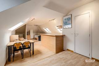In het hart van de Europese wijk te Brussel, in Residentie Europark uit 1999, bevindt zich deze penthouse met een bewoonbare oppervlakte van circa +-50 m². Dankzij de centrale ligging geniet u van een vlotte bereikbaarheid en de nabijheid van winkels, openbaar vervoer en de Europese instellingen.<br /><br />Het appartement is gelegen op de 6de verdieping en beschikt over een inkomhal, een ruime leefruimte met open keuken, een slaapkamer, een berging (aansluiting wasmachine) een badkamer met douche en toilet en een aangenaam terras (25m²) met zicht op de Europese instellingen.<br /><br />Divers: Elektriciteit conform tot 2039, EPC G, PVC raamprofiel met dubbele beglazing, laminaat parketvloer, elektrische verwarming, kadastraal inkomen €904, videofoon en syndicus en stedenbouwkundige inlichtingen in aanvraag.<br /><br />Op zoek naar een investering of een ideale woonst in de Europese wijk? Contacteer Immo Francois voor meer informatie of een bezoek!<br /><br />
