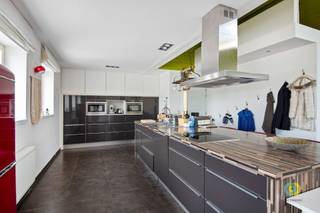 <p><span>In een rustig gelegen, doodlopende straat op een steenworp van het centrum van Vilvoorde vindt u dit lichtrijke appartement op de derde verdieping van een kleinschalig en recent gebouw. Het appartement beschikt over een ruime open leefruimte met mooie plafondhoogte, wat zorgt voor een extra ruimtelijk gevoel. De open keuken sluit hier naadloos op aan en vormt samen met de leefruimte het hart van de woning. Er zijn twee volwaardige slaapkamers en een derde, kleinere kamer die perfect dienst kan doen als bureau of gastenkamer. De ruime badkamer is uitgerust met inloopdouche, wastafel in meubel, toilet en aansluiting voor wasmachine. Aan de voorgevel is er een gezellig balkon, ideaal voor een ochtendkoffie. Aan de achtergevel bevindt zich een royaal terras met sauna. Alle voorzieningen bevinden zich op wandelafstand: winkels, scholen, openbaar vervoer en horeca zijn vlot bereikbaar, terwijl u toch geniet van een rustige woonomgeving. Optioneel is er een ruime garage aan te kopen, geschikt voor twee wagens achter elkaar of met extra opbergruimte. </span><span> </span></p>