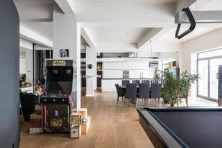 Deze unieke loft van 252 m² combineert ruimte, rust en karakter op een uitzonderlijke locatie op een steenworp afstand van Tour &amp; Taxis.Gelegen in een binnenwijk van een voormalig industrieel complex, geniet je van een oase van rust ver weg van de drukte van de stad, zonder in te boeten aan toegankelijkheid. De loft baadt in natuurlijk licht dankzij de grote ramen en een doordachte indeling die de openheid maximaliseert.De indrukwekkende leefruimte vormt het hart van het huis: een royale, open omgeving die een schat aan ontwerpmogelijkheden biedt. Daarnaast ligt een prachtige, brede patio, die een naadloze verbinding creëert tussen de leefruimte, de keuken en de rustige binnenruimte.De centraal gelegen patio is een echte blikvanger en zorgt niet alleen voor extra licht, maar creëert ook een elegante overgang tussen het woon- en slaapgedeelte.Aan de ene kant ligt de ruime en elegante hoofdslaapkamer, met een prachtige eigen badkamer. Er is ook een aparte gastenslaapkamer.De loft heeft ook twee ondergrondse parkeerplaatsen, voor €40.000, en een praktische kelderruimte.Een zeldzame combinatie van volume, licht en rust op een toplocatie. Ideaal voor wie op zoek is naar een unieke woonervaring met karakter.