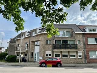 In dit recent dakappartement (2008) van ca. 120 m² voorzien van 2 terrassen, dewelke u zowel de ochtend- als de avondzon bieden, geniet u van...