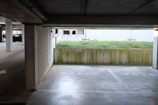 Autostaanplaats te koop in residentie De Stadspoort in Sint-Truiden. Extra breed: 3,6 m op 5,4 m met elektriciteit en slechts één...