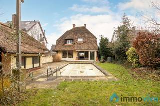 AlgemeenOp een absolute toplocatie in de Bloemetjeswijk in Hove vinden we deze zeer charmante rietgedekte villa terug die op zoek is naar nieuwe...