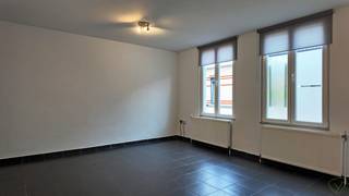 Dit aangenaam en instapklaar appartement combineert een centrale ligging met hedendaags wooncomfort. Het werd recent gerenoveerd en volledig in...