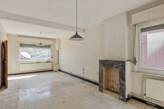 <strong>TE KOOP | Kessel – O.L. Vrouwestraat 28.</strong><br /><br /><strong>Volledig te renoveren halfopen gezinswoning op een perceel van 834 m².</strong><br /><br />Ben je op zoek naar een woning die je volledig naar eigen smaak en wensen kunt renoveren?<br />Dan biedt deze halfopen bebouwing in Kessel heel wat mogelijkheden.<br /><br />De woning omvat:<br /><strong>Gelijkvloers: </strong>inkomhal, woonkamer, keuken, badkamer, berging, veranda.<br /><strong>Eerste verdieping</strong>: 3 slaapkamers<br />Daarnaast beschikt de woning over een <strong>zolder</strong> en <strong>kelder</strong>, wat zorgt voor extra bergruimte en mogelijkheden.<br /><br />Buiten geniet je van een<strong> tuin met bijgebouw</strong>.<br /><br /><strong>Renovatieproject met potentieel.</strong><br />De woning heeft een EPC-score van 785 kWh/m²/jaar (energielabel F) en valt bijgevolg onder de renovatieplicht.<br />Dit maakt de woning bijzonder interessant voor kopers die op zoek zijn naar een renovatieproject en de woning volledig willen aanpassen aan hun eigen woonwensen.<br /><br />👀<strong> Ontdek deze woning online</strong><br />Bekijk alvast de foto's en<strong> interactieve grondplannen</strong> van deze woning op onze website:<br />🌐 www.wijns.be<br /><br /><strong>Interesse?</strong><br />Wil je de mogelijkheden van deze woning zelf ontdekken? Contacteer ons vandaag nog voor meer informatie of een bezoek ter plaatse.<br />📞 0473/33 33 33<br />✉️ philip@wijns.be<br />