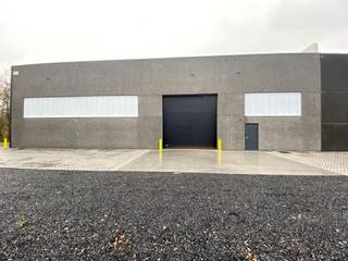 Storage space for rent in Evergem near the R4 in the industrial park De Nest. The warehouse of 480 m² has a clear height of 7 metres, 1...