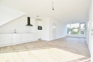 <p>Bent u op zoek naar een recent appartement vlak bij het centrum van Hamme? Dan is dit misschien wel uw nieuwe thuis!</p><p>Dit recente appartement is centraal gelegen en biedt alle hedendaags comfort. U betreedt het appartement via de ruime inkomhal, die toegang geeft tot de gezellige leefruimte met open keuken. De keuken is volledig uitgerust met de nodige toestellen en sluit aan op een ruim terras aan de achterzijde van het gebouw, waar u in alle rust kan genieten.</p><p>Daarnaast beschikt het appartement over een praktische technische ruimte, ideaal voor het plaatsen van een extra koelkast, diepvriezer, wasmachine en droogkast.</p><p>De badkamer is modern ingericht en voorzien van een inloopdouche en dubbele wastafel. Er is ook een apart toilet aanwezig.</p><p>Verder zijn er twee lichtrijke slaapkamers die voldoende ruimte bieden voor een comfortabel interieur.</p><p>Bij het appartement hoort bovendien een staanplaats die inbegrepen is in de huurprijs. Achteraan het gebouw vindt u een afvalberging en een gemeenschappelijke fietsenstalling.</p><p>De gemeenschappelijke kosten voor dit appartement bedragen € 75,00 per maand.</p><p>Dit appartement combineert een centrale ligging met rust en comfort.</p><p>Interesse? <br />Aarzel niet om ons te contacteren via 0473/ 51.80.58 of margot.raemdonck@-immo-zone.be.</p>