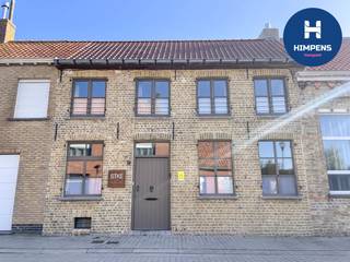 Ontdek deze prachtig gerenoveerde woning in een rustige straat, midden in het gezellige Steenkerke. Perfect voor wie houdt van ruimte, comfort én...