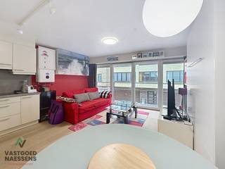 Ce studio est situé au premier étage de la jeune résidence De Zandbank. Le bâtiment date de 2009 et est donc en bon état. Le studio dispose d'un coin chambre séparé, d'une salle de bain avec douche et toilettes, et d'une cuisine ouverte entièrement équipée. La résidence est située à proximité de la digue, ce qui rend le studio adapté à toutes les fins. Un local à vélos est disponible au rez-de-chaussée.