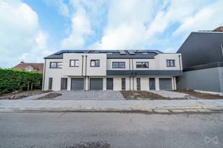We Invest Centre Hainaut vous présente en exclusivité trois superbes maisons neuves, idéalement situées au cœur d’un quartier prisé, à...