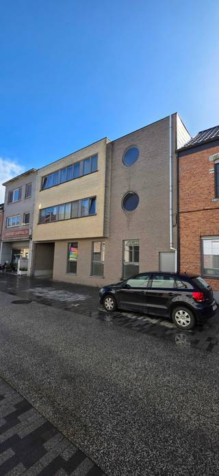 Dit lichtrijk appartement op de 2de verdieping met 2 slaapkamers, staanplaats en terras bevindt zich in het rustige centrum van Kapelle op den Bos...