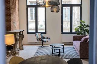 Dit grote authentieke appartement werd volledig gerenoveerd en biedt en zee van ruimte. Pal gelegen in centrum Antwerpen nabij Meir en Operaplein. Via de centrale inkomhal bereikbare je de grote open woonruimte op parket. Deel hiervan is de trendy open ingerichte leefkeuken die toegang biedt tot het achtergelegen zonnige terras. Verder biedt het appartement twee ruime slaapkamers, een berging en een modern ingerichte badkamer met douche, wasmeubel en berging/wasplaats, privatief toilet. Dit appartement is tevens ook deels bemeubeld (eet- en zitkamer). Er is een ruime gemeenschappelijke fietsenberging. Individuele energiemeters. Vaste kosten per maand 50 euro voor onderhoud en electriciteit gemene delen. Het appartement is deels bemeubeld.