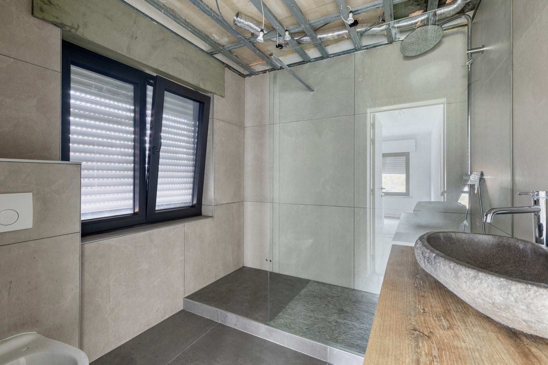 Ruime verder af te werken 2-gevel met 4 slaapkamers - foto 4