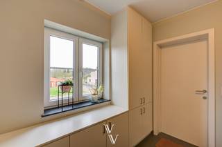 Dit charmante appartement is gelegen op een boogscheut van het centrum en op slechts enkele minuten verwijderd van de autosnelweg E34,...