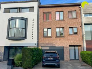 <p><span>Op een uitstekende locatie te Berchem, vinden we dit ruim 2-slpk appartement in een rustig gebouw. Het openbaar vervoer (bus en tram), tal van winkels en heel wat groenvoorzieningen zijn vlakbij gelegen. Zo vinden we het Nachtegalenpark, park Den Brandt,... op wandelafstand van het appartement. Verder is er ook een uitstekende verbinding met de autosnelwegen dankzij de directe nabijheid van diverse belangrijke invalswegen. </span></p><p><span> </span></p><p><span>Indeling:</span></p><p><span> </span></p><p><span>Via de gemeenschappelijke inkomhal komen we binnen in het gebouw en gaan we met de trap tot de 2e verdieping. We stappen binnen in de hal (+/-2m²) met vestiaire mogelijkheid en apart toilet van waaruit men toegang heeft tot de lichte en ruime woonkamer (+/-32m²) met aansluitend de ingebouwde open keuken (+/-8m²). De keuken is voorzien van een spoelbak, koelkast, keramisch kookvuur, combi-oven, plaats en aansluiting microgolfoven, plaats en aansluiting vaatwasser en voldoende bergruimte. </span></p><p><span> </span></p><p><span>Lopen we verder door naar achteren, vinden we de 2 ruime slaapkamers (16m² en 10m²) en de verzorgde badkamer (+/-9m²) welke voorzien is van een dubbel lavabomeubel met spiegelkast, ligbad met douchescherm en een handdoekradiator. Hiernaast zijn er nog 2 bergingen (2m² en 5m²) voorzien waar zich de aansluiting voor wasmachine en droogkast bevindt. </span></p><p><span> </span></p><p><span>Tenslotte beschikt het appartement vooraan nog over een autostaanplaats en is er de mogelijkheid om uw fietsen te stallen. </span></p><p><span> </span></p><p><span>Nuttige informatie:</span></p><p><span> </span></p><ul><li><span>Maandelijkse kosten: enkele minuterie gang en ledigen septische put (+/-50 euro per JAAR)</span></li><li><span>Huurwaarborg: 3 maanden</span></li><li><span>Plaatsbeschrijving: €225</span></li><li><span>Beschikbaarheid: 01/10/2026</span></li><li><span>EPC: 190 kWh/m² - label B</span></li></ul><p><span> </span></p><p><span>Boek nu zelf ONLINE uw afspraak in. Surf naar het betreffende eigendom op onze website www.habicom.be en klik op de roze knop 'PLAN EEN BEZOEK'. </span></p><p><span>Kies het moment dat u het beste uitkomt, vul de gevraagde contactgegevens in en klik nadien op verzenden om te bevestigen.</span></p><p><span>Benieuwd naar de waarde van jouw woning? Check het gratis op <span>www.watismijnhuiswaard.be</span></span><span> </span></p><p><span> </span></p><p><span> </span></p><p><span> </span></p>