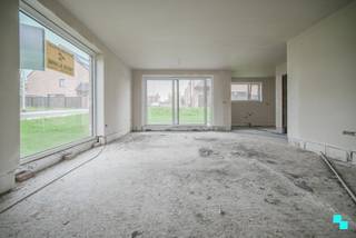 Kwalitatieve nieuwbouwwoningen met een bewoonbare oppervlakte van 156m² tot 170m² gelegen op percelen van 289m² tot 302m². Deze volledig afgewerkte halfopen woningen beschikken telkens over vier slaapkamers én een inpandige garage.<br />Het respectievelijke lot 1 is gelegen op een perceel van 289m² en heeft een bewoonbare oppervlakte van ca. 156m² volgens opmetingen. Indeling: <span>Inkomhal met apart gastentoilet, leefruimte met open geïnstalleerde keuken, annex berging / wasplaats en inpandige garage met extra bergruimte onder de trap. Eerste verdieping: </span>Nachthal, vier slaapkamers, apart toilet, geïnstalleerde badkamer met ligbad, inloopdouche en dubbel wastafelmeubel, alsook de 2de berging. De zolder is toegankelijk via een trapluik in de nachthal en biedt extra stockagemogelijkheden. Het exterieur dient verder afgewerkt te worden door de koper, doch werd deze reeds voorzien van een gazon en terras. E-peil: E30 volgens EPB voorstudie | CV op aardgas (vloerverwarming) | PVC schrijnwerk superisolerend glas | Zonnepanelen 5 x 430 Wp | Ventilatiesysteem type C+ | Regenwaterput 7.500L aanwezig | Nog diverse keuzes mogelijk qua afwerking / technieken. Laurence (BIV 514.501) organiseert voor deze woningen de bezoeken ter plaatse, mits het maken van een afspraak.