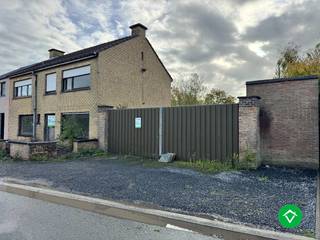 Te koop – Statige halfopen bebouwing op 1.130 m² grond in Wevelgem (Moorsele) <br /><br />Ontdek deze ruime en karaktervolle woning in een rustige doodlopende straat, op een perceel van maar liefst 1.130 m² met zuidoostgerichte tuin. <br /> <br />Indeling: <br />- Gelijkvloers: ruime inkomhal met traphal, berging en toilet, gezellige leefruimte met eetplaats, aparte keuken en een grote leefruimte links. <br />- Verdieping: traphal, badkamer, vier slaapkamers en een extra kamer/overloop. <br />- Zolder <br /><br />Buiten is er een afzonderlijke garage, een praktische buitenberging en een royale tuin.<br /><br />De woning is uitgerust met verwarming op stookolie en biedt een stevige basis, maar vraagt om renovatie naar eigen smaak en comfort. <br /><br />Een unieke kans voor wie houdt van ruimte, charme en een rustige ligging met veel potentieel. <br /><br />📍 Locatie: Moorsele (Wevelgem) <br />🏡 Grondoppervlakte: 1.130 m² <br />🌳 Oriëntatie tuin: Zuidoost <br /><br />Interesse? Neem contact op voor meer informatie of een bezoek!