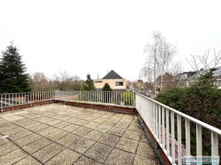 Dit ruime appartement van 120 vierkante meter is rustig gelegen in een gezellige woonwijk dichtbij het Papenhofpark. Dankzij deze ligging kan je genieten van het groen dichtbij en de rust maar heb je toch een vlotte verbinding naar de R6, binnenring en Nekkerspoel. <br /><br />Het appartement ligt op de eerste verdieping en heeft naast een gezellige woonkamer, ook nog 2 zeer grote slaapkamers, een badkamer met ligbad en lavabo, een keuken voorzien van spoelbak en dampkap, een groot terras, een garage en een kelder. Dit zorgt voor zeer veel extra opbergruimte en geeft veel mogelijkheden. Dankzij de vele ramen in het pand is er natuurlijk licht in de woning. <br /><br />Er is een gemeenschappelijke kost van € 20,- per jaar voorzien, de meterstanden zijn individueel dus voor de nutsvoorzieningen dienen zelf contracten aangegaan te worden. De huurprijs komt met die gemeenschappelijke kost op € 910,-. Het appartement is vrij vanaf 1 april maar eventueel bij akkoord met de huidige huurder kan dit eventueel vroeger. <br />Indien je graag dit appartement wil bezoeken kan je jouw afspraak aanvragen via info@immosir.be!